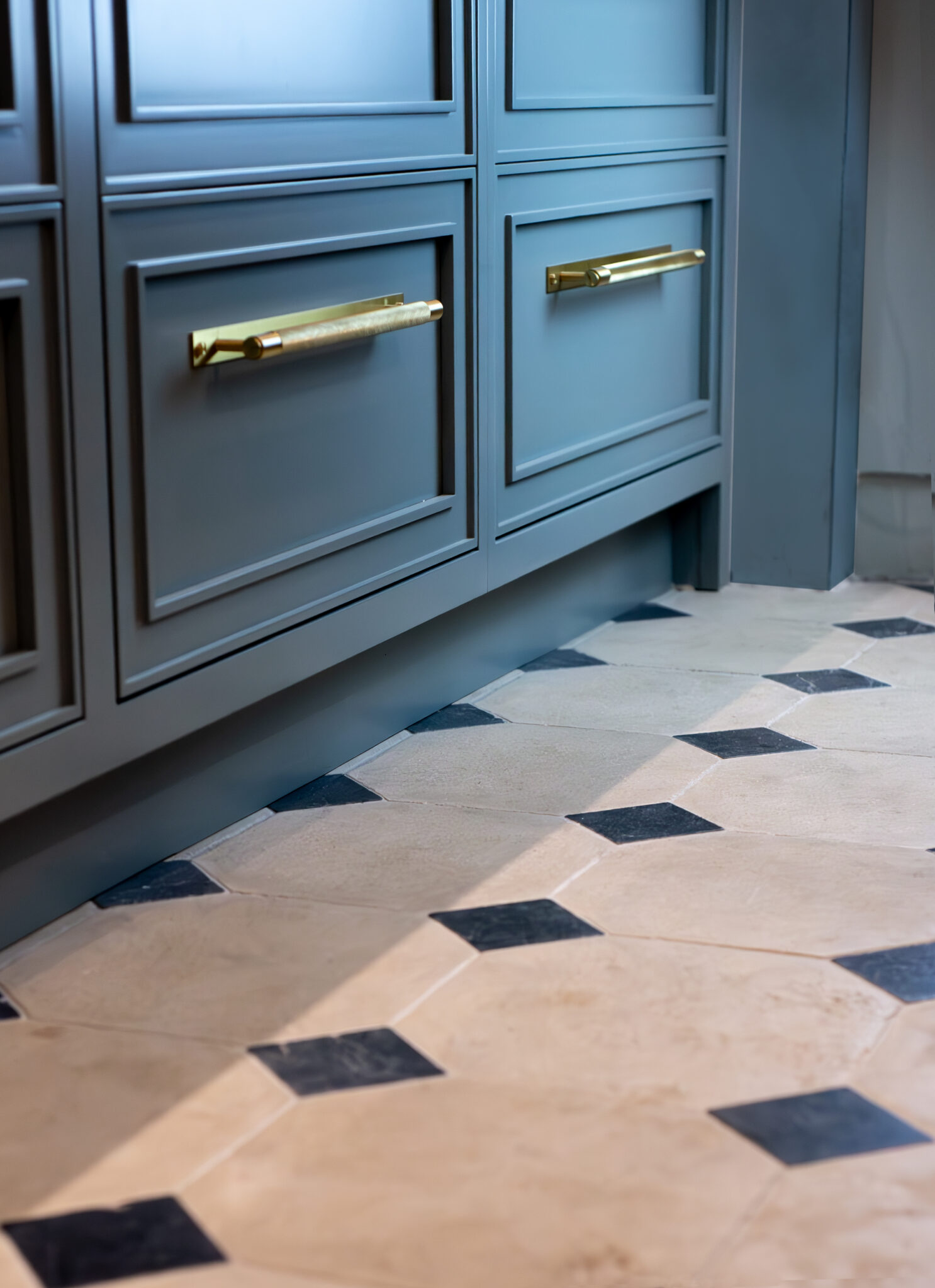 Dalle – Creme Octagon and Cabochon – Stone Tile Pattern